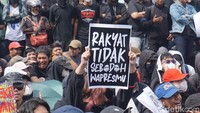 Massa meminta agar Presiden Prabowo tidak membodohi rakyat (Foto: Deny Prastyo)