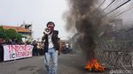 Demo Indonesia Gelap Diwarnai Aksi Bakar Ban di DPRD Jatim