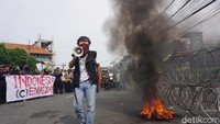 Ban tetap dibiarkan terbakar hingga akhirnya mati sendiri (Foto: Deny Prastyo)