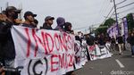 Demo Indonesia Gelap Diwarnai Aksi Bakar Ban di DPRD Jatim