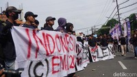 Massa mahasiswa membentangkan poster mengkritisi kebijakan efisiensi (Foto: Deny Prastyo)