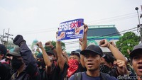 Massa pendemo Indonesia Gelap mempertanyakan efisiensi yang dilakukan Presiden Prabowo (Foto: Deny Prastyo)