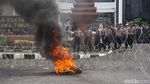 Demo Indonesia Gelap Diwarnai Aksi Bakar Ban di DPRD Jatim