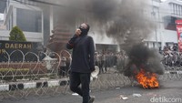Ada empat ban bekas yang ditumpuk dan dibakar (Foto: Deny Prastyo)