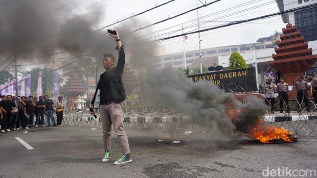 Demo Indonesia Gelap DPRD Jatim