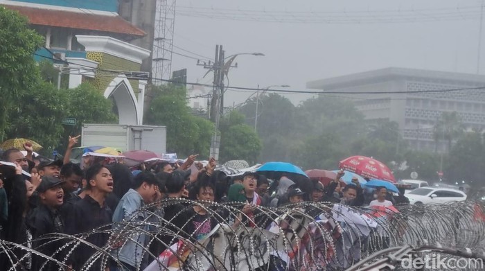 Demo Indonesia Gelap DPRD Jatim