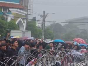 Massa Aksi Indonesia Gelap DPRD Jatim Bertahan Meski Diguyur Hujan Deras
