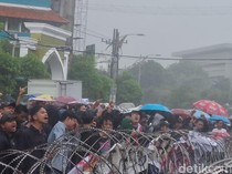 Video: Teatrikal Warnai Aksi Indonesia Gelap di Depan DPRD Jatim