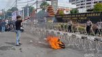 Demo Indonesia Gelap Diwarnai Aksi Bakar Ban di DPRD Jatim