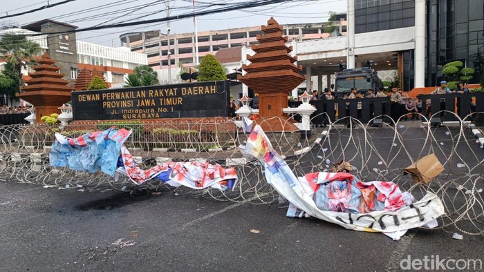 Demo Indonesia Gelap DPRD Jatim