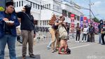 Aksi Teatrikal Mahasiswa saat Demo di DPRD Jatim