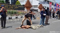 Salah satu massa dari perwakilan mahasiswa Unesa melakukan teatrikal dengan bergulung-gulung ke jalan tanpa kaus. Selain itu ada yang bermain biola dan seorang perempuan dengan mata tertutup mengekspresikan kelaparan.