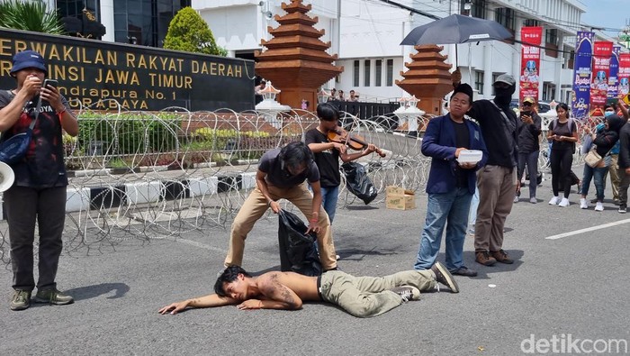 Demo Mahasiswa di DPRD Jatim