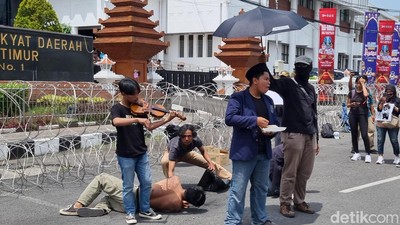 Aksi Teatrikal Mahasiswa saat Demo di DPRD Jatim