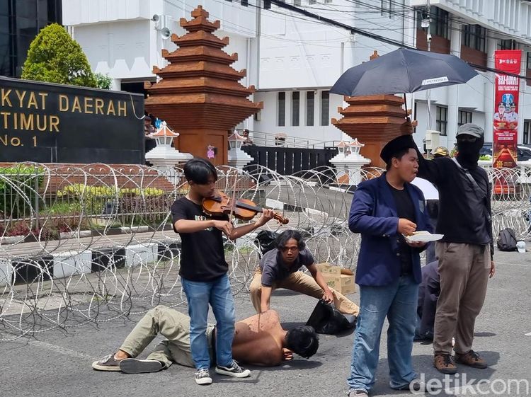 Aksi Teatrikal Mahasiswa saat Demo di DPRD Jatim