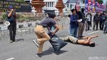 Aksi Teatrikal Mahasiswa saat Demo di DPRD Jatim