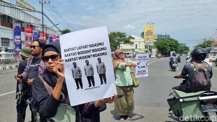 Demo Mahasiswa di DPRD Jatim Demo Mahasiswa di DPRD Jatim