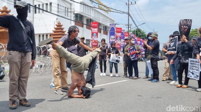 demo mahasiswa di dprd jatim jumat 21 februari 2025
