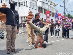 Massa Gelar Aksi Teatrikal Indonesia Gelap di Depan DPRD Jatim