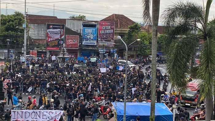 Demo mahasiswa di Jember di DPRD Jember tolak UU Minerba, efisiensi dan Danantara