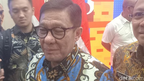 Dirjen Imigrasi Saffar Muhammad Godam di Terminal Kedatangan Internasional Bandara Internasional I Gusti Ngurah Rai, Jumat (21/2/2025). (Aryo Mahendro/detikBali).