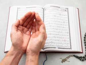 Doa Akhir-Awal Tahun Baru Hijriah Sesuai Sunnah Beserta Waktu Mengamalkannya