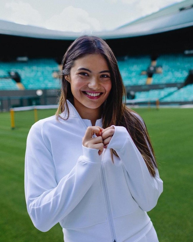 Emma Raducanu adalah salah satu petenis muda yang jadi perhatian. Wanita asal berdarah Inggris-Kanada itu juga menuai atensi dan popularitas karena penampilannya yang cantik.Foto: Instagram Emma Raducanu