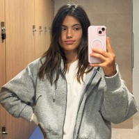 Ketika melawan Karolina Muchova dalam Dubai Tennis Championships, Emma mendapati seorang pria yang disebut sudah lama mengikutinya itu. Dilaporkan Emma sampai menangis dan langsung bersembunyi di belakang kursi wasit ketika melihatnya. Foto: Instagram Emma Raducanu