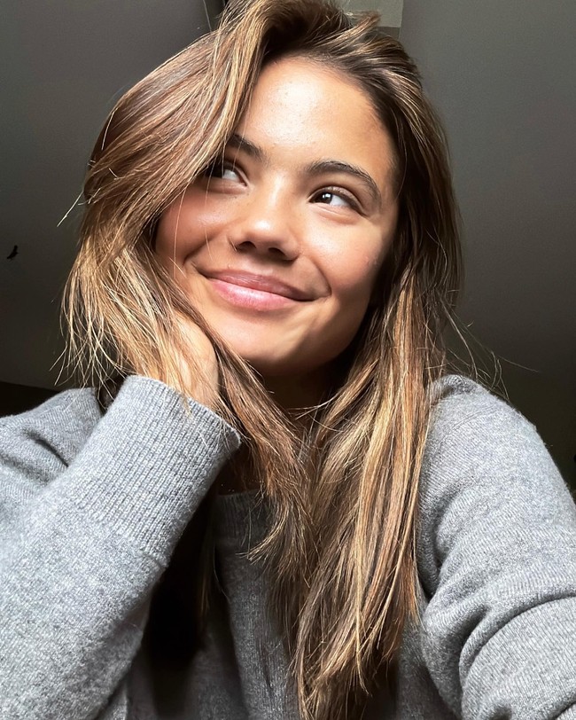 Emma menuai perhatian fans karena sosoknya yang menarik. Ia disebut sebagai orang yang simpel tapi multikultural. Emma sendiri adalah warga Inggris yang tinggal di Kanada dan lahir dari ayah Rumania dan ibu China.Foto: Instagram Emma Raducanu