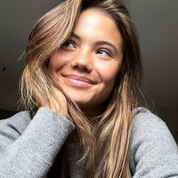 Emma menuai perhatian fans karena sosoknya yang menarik. Ia disebut sebagai orang yang simpel tapi multikultural. Emma sendiri adalah warga Inggris yang tinggal di Kanada dan lahir dari ayah Rumania dan ibu China.Foto: Instagram Emma Raducanu