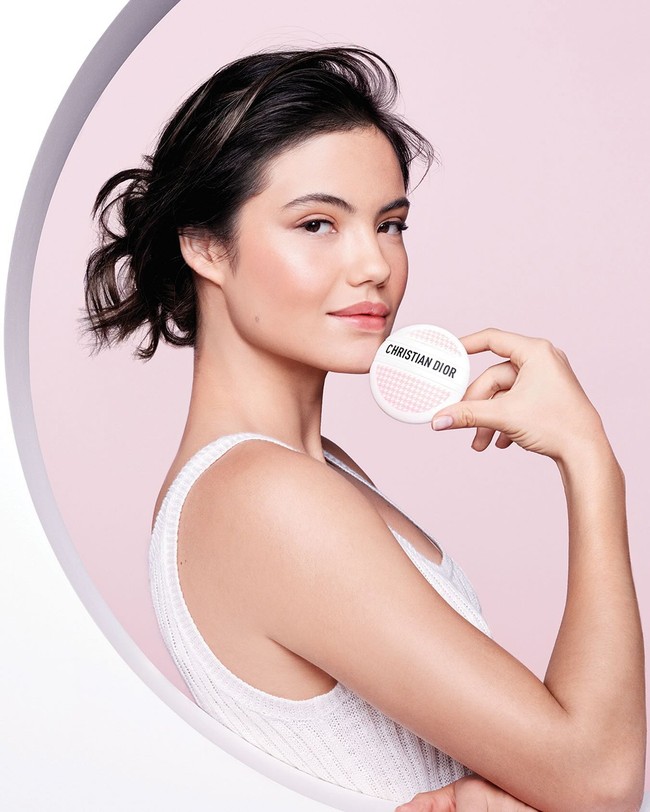 Popularitas Emma sebagai petenis muda juga membuatnya kebanjiran tawaran iklan. Di Instagram, ia terlihat banyak membintangi berbagai endorsement, mulai dari Dior Beauty, Tiffany & Co hingga British Airways.Foto: Instagram Emma Raducanu