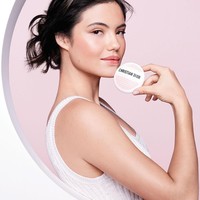 Popularitas Emma sebagai petenis muda juga membuatnya kebanjiran tawaran iklan. Di Instagram, ia terlihat banyak membintangi berbagai endorsement, mulai dari Dior Beauty, Tiffany & Co hingga British Airways.Foto: Instagram Emma Raducanu