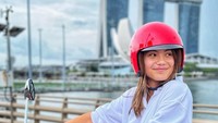 Gayannya motoran di Singapura (Emma Raducanu/Instagram)