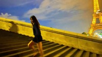 Namun di tengah kesibukannya menjadi atlet, Emma juga menyempatkan traveling. Ini fotonya berlatar Menara Eiffel yang ikonik dengan Paris. (Emma Raducanu/Instagram)