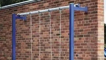 Sekali ayun, punggung langsung retak. Foto: arquitectura_fail via Bored Panda