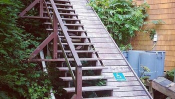 Bayangkan bawa bayi di stroller. Kalau meluncur, piye? Foto: arquitectura_fail via Bored Panda