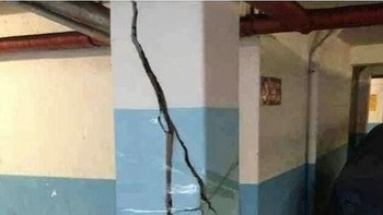 Pak, tiang kita mau roboh. Yaudah benerin seadanya. Siap, Bos!. Foto: arquitectura_fail via Bored Panda