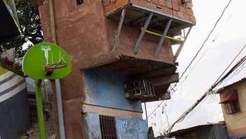 Ngeri roboh aja, sih. Foto: arquitectura_fail via Bored Panda