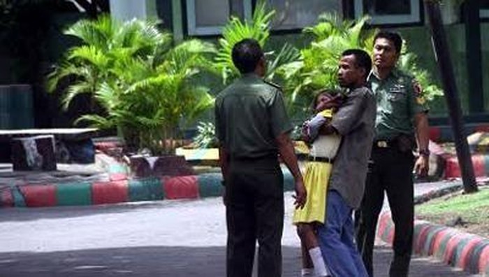 Fuad dan sandera saat bernegosiasi dengan petugas Kodim Gresik sebelum ditembak mati