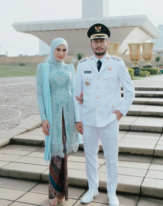 Gaya artis di pelantikan suami