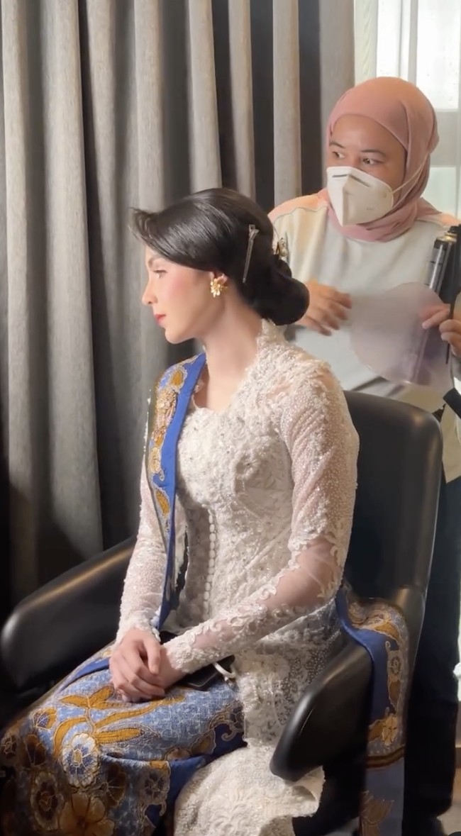 Perempuan 30 tahun itu tampil anggun dalam balutan kebaya klasik modern yang memancarkan pesona khas perempuan Indonesia. Kebayanya merupakan kreasi Diana Putri, desainer yang karyanya juga pernah dipakai Ariana Grande. (Foto: Instagram/@arumibachsin_94)