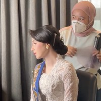 Perempuan 30 tahun itu tampil anggun dalam balutan kebaya klasik modern yang memancarkan pesona khas perempuan Indonesia. Kebayanya merupakan kreasi Diana Putri, desainer yang karyanya juga pernah dipakai Ariana Grande. (Foto: Instagram/@arumibachsin_94)