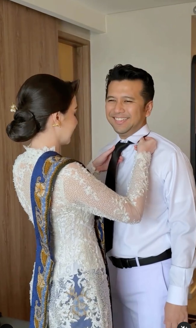 Tak hanya busana yang maksimal, Arumi juga melengkapi penampilannya dengan aksesori sederhana tapi elegan. Rambutnya disanggul rapi dengan hiasan bunga melati yang memperkuat kesan klasik dan elegan. (Foto: Instagram/@arumibachsin_94)