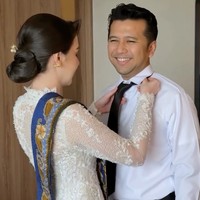 Tak hanya busana yang maksimal, Arumi juga melengkapi penampilannya dengan aksesori sederhana tapi elegan. Rambutnya disanggul rapi dengan hiasan bunga melati yang memperkuat kesan klasik dan elegan. (Foto: Instagram/@arumibachsin_94)