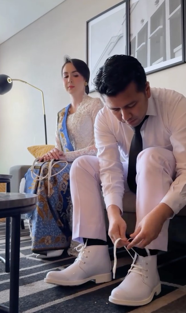 Kebaya tersebut menampilkan detail bordir yang rumit dengan perpaduan motif tradisional dan sentuhan modern. Dipadukan dengan kain batik bernuansa cokelat keemasan, penampilannya semakin memancarkan keanggunan dan keindahan budaya Nusantara. (Foto: Instagram/@arumibachsin_94)