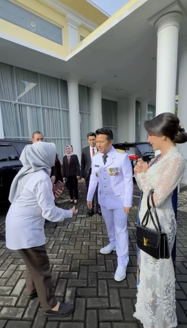 Alih-alih tas branded luar negeri, Arumi menenteng tas berwarna hitam dari merek lokal, Vone Wold. Pilihannya untuk mengenakan tas buatan mengirimkan pesan dukungannya terhadap produk dalam negeri. (Foto: Instagram/@arumibachsin_94_)