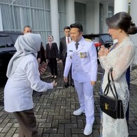 Alih-alih tas branded luar negeri, Arumi menenteng tas berwarna hitam dari merek lokal, Vone Wold. Pilihannya untuk mengenakan tas buatan mengirimkan pesan dukungannya terhadap produk dalam negeri. (Foto: Instagram/@arumibachsin_94_)