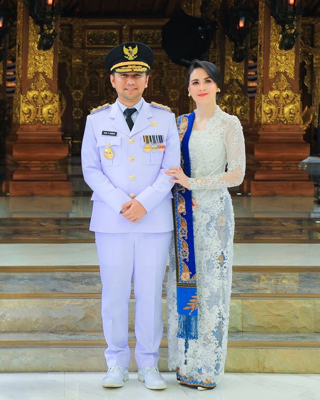 Penampilan Arumi Bachsin yang tetap konsisten mengusung kebaya dalam momen penting ini kembali menegaskan bahwa busana tradisional masih relevan dan mampu bersanding dengan tren mode masa kini. Gaya anggunnya yang memancarkan kecantikan khas perempuan Indonesia lantas mengundang banyak pujian di media sosial. (Foto: Instagram/@arumibachsin_94)