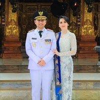 Penampilan Arumi Bachsin yang tetap konsisten mengusung kebaya dalam momen penting ini kembali menegaskan bahwa busana tradisional masih relevan dan mampu bersanding dengan tren mode masa kini. Gaya anggunnya yang memancarkan kecantikan khas perempuan Indonesia lantas mengundang banyak pujian di media sosial. (Foto: Instagram/@arumibachsin_94)