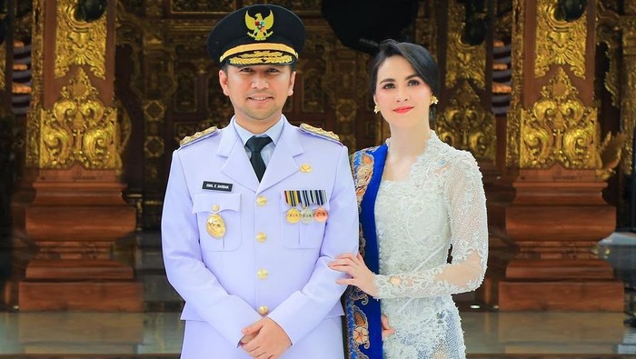 Gaya Arumi Bachsin di Pelantikan Wagub Jatim Emil Dardak